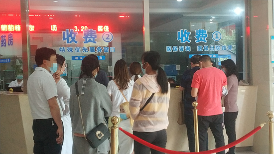 【成都癫痫病医院会诊首日】五一小长假到院看北京专家患者众多，京川专家癫痫病多学科会诊模式受欢迎